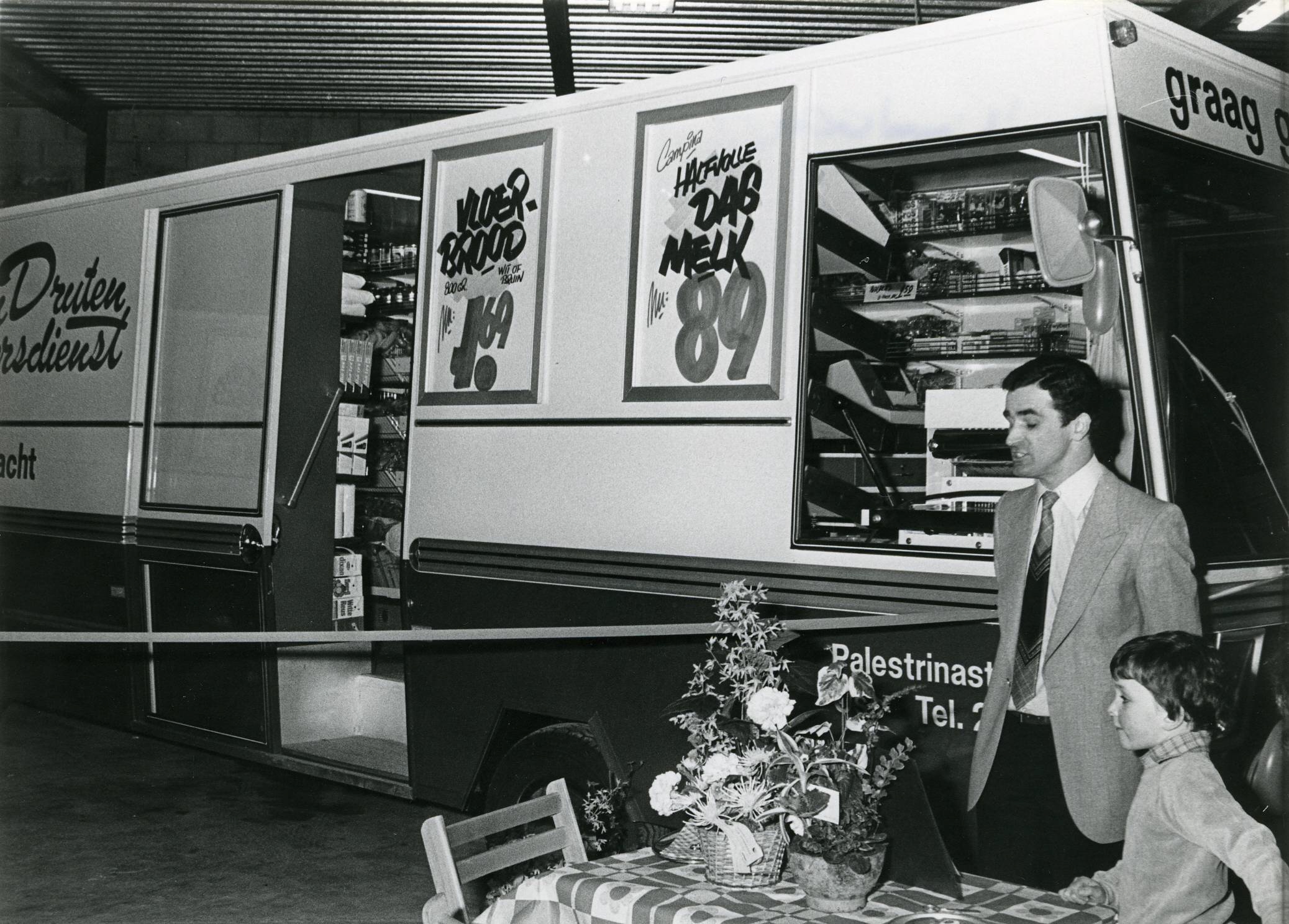 De rijdende winkel van de heer van Druten. Bron: Stadsarchief: 