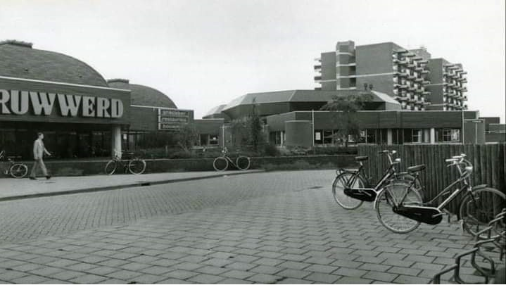 Oude winkelcentrum voor de brand